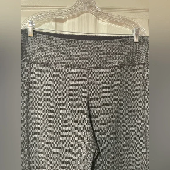 MAURICES In Motion Leggings Grey/Black pattern Plus
Size 2 - Picture 4 of 5